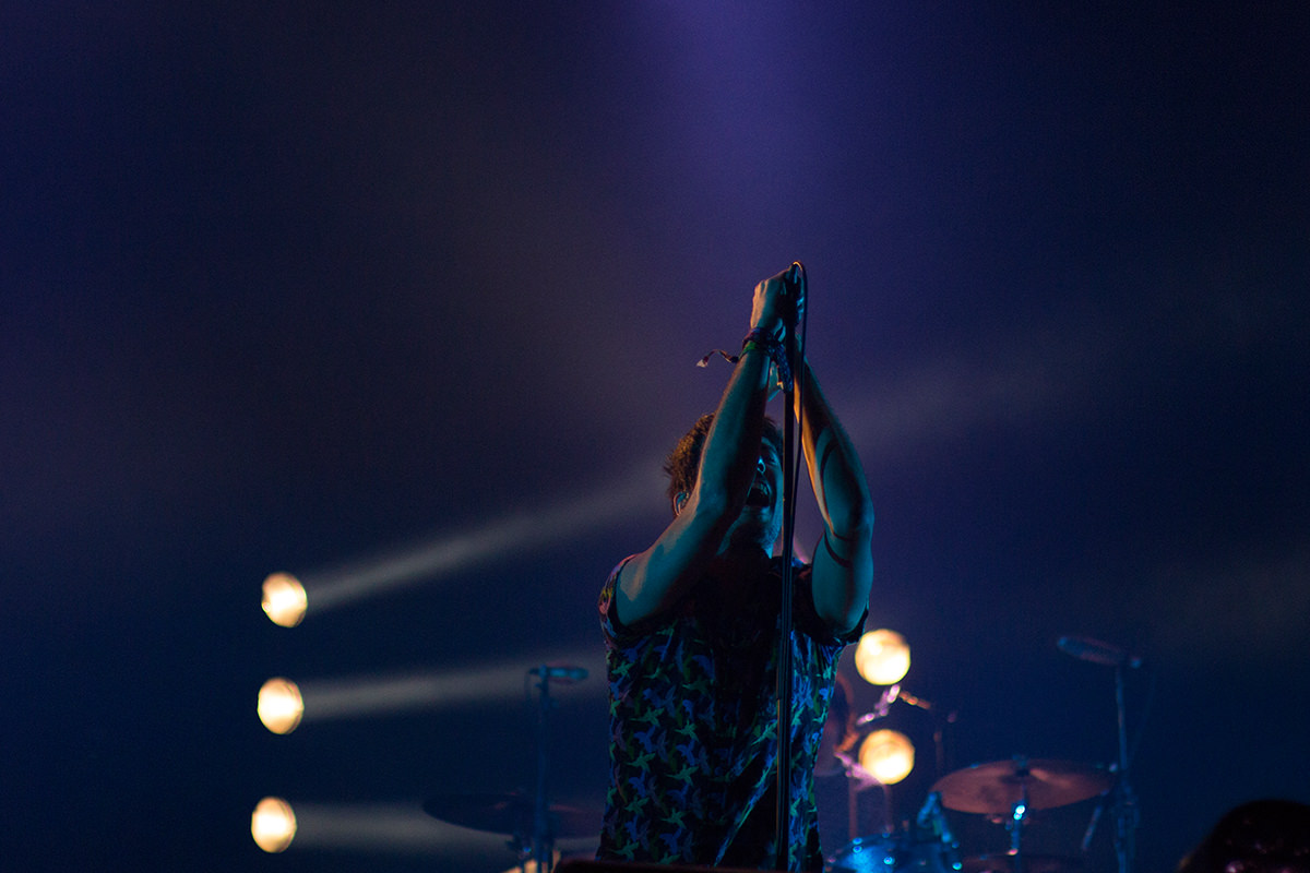 Sobre nosaltres Replay: un cantant sobre l'escenari cantant les seves cançons en ple concert.