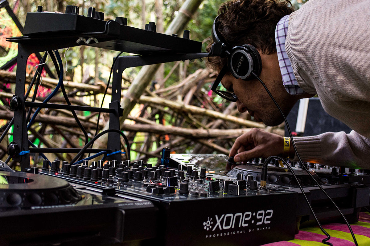 Serveis Audiovisuals Replay: foto d'un discjòquei punxant cançons a l'aire lliure.