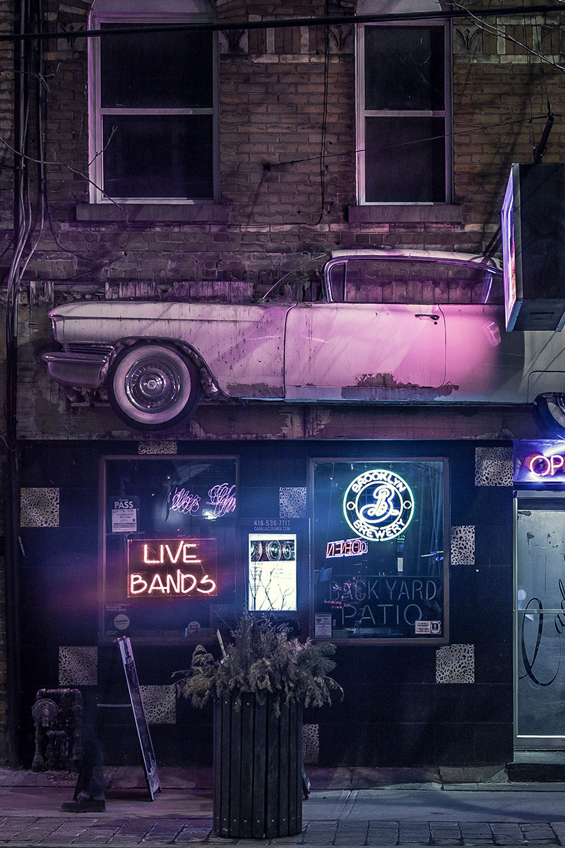 Serveis Audiovisuals Replay: foto d'una façana d'un bar on hi podem veure cartells de neó.