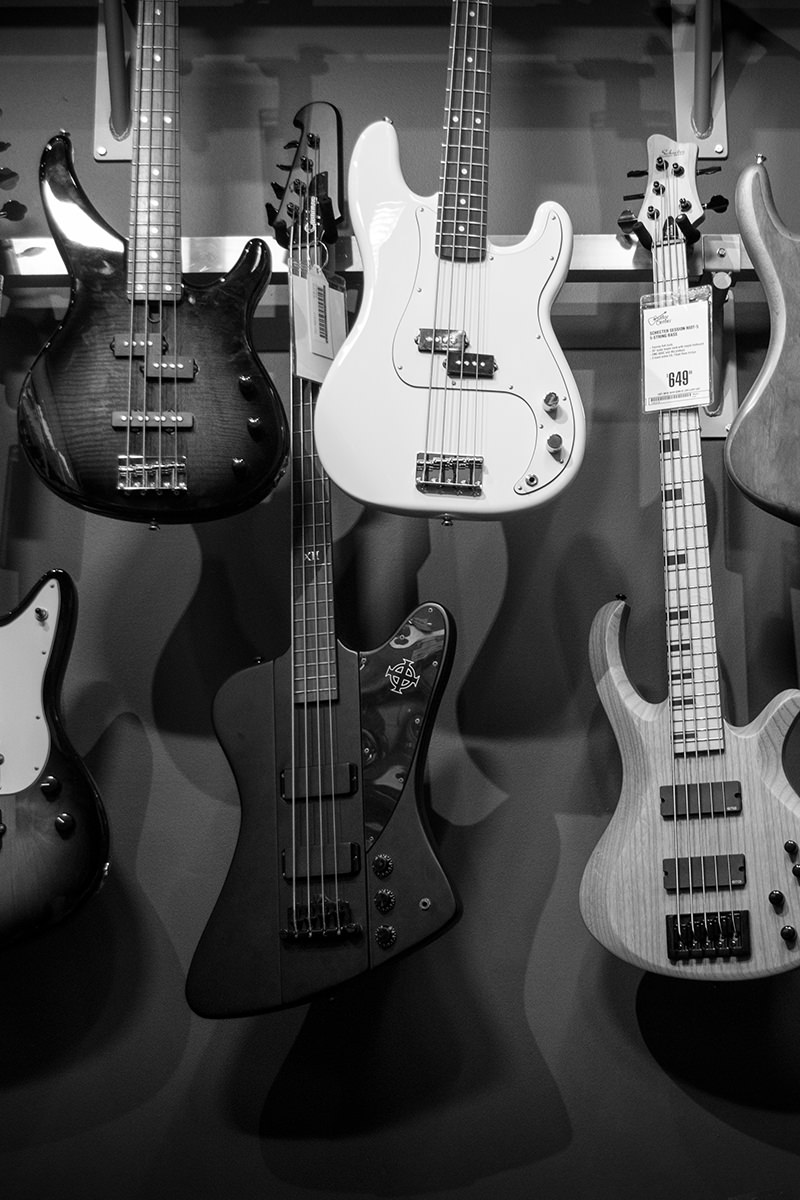 Serveis Audiovisuals Replay: foto d'un expositor de guitarres.