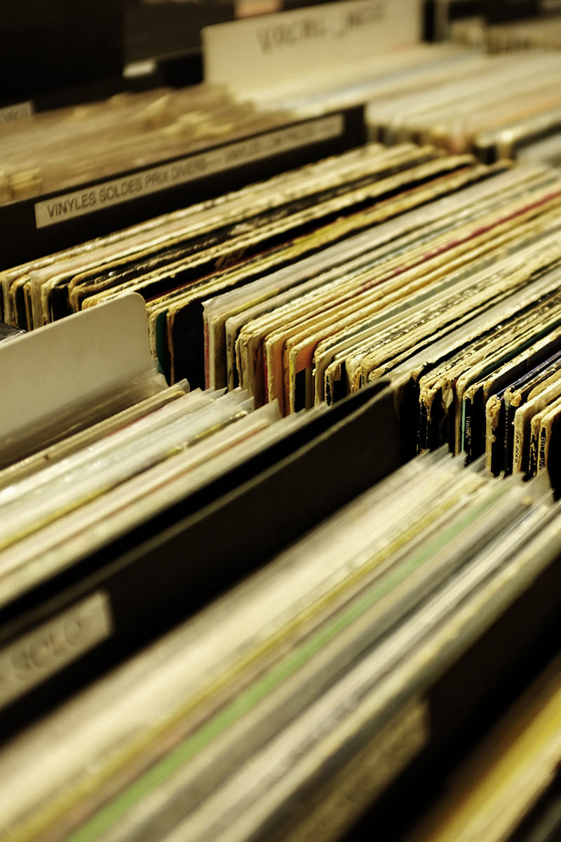 Serveis Audiovisuals Replay: foto d'un calaix obert amb molts vinils a dins.