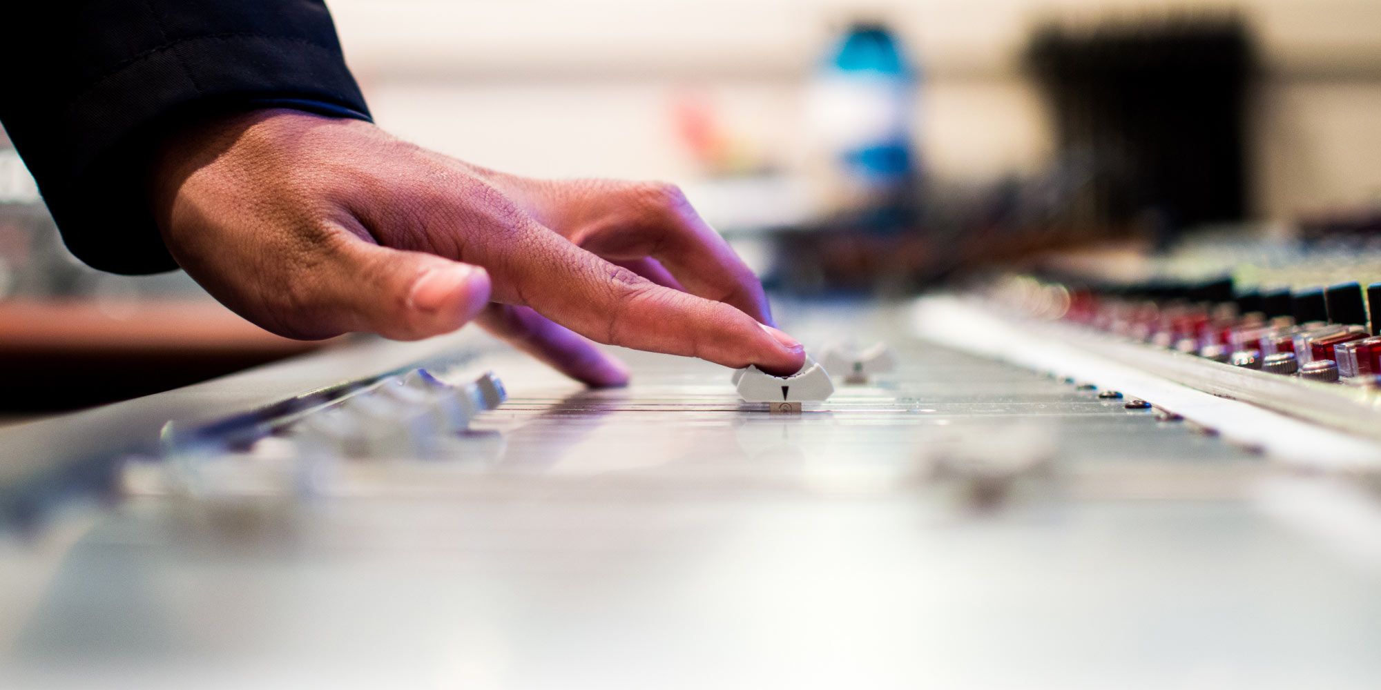 Serveis Audiovisuals Replay: Foto de la mà d'un discjòquei fent anar la taula de mescles.